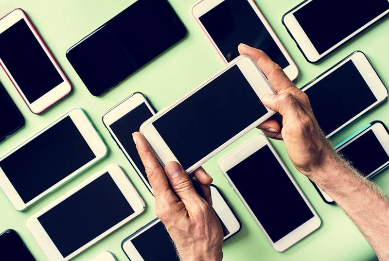 Giornale Radio - Il mondo passa 4,2 ore al giorno su smartphone Giornale Radio - Il mondo passa 4,2 ore al giorno su smartphone