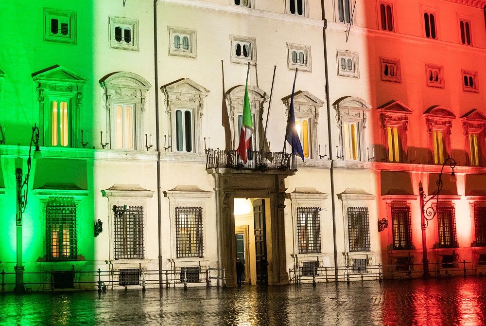 Giornale Radio  - Renzi ritira i Ministri dal Governo
