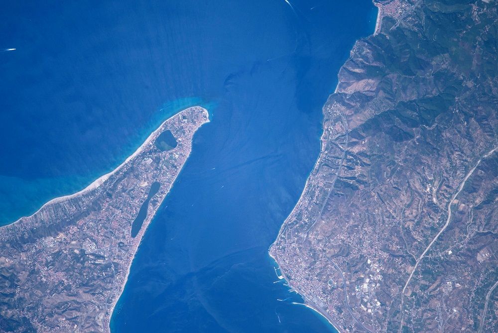 Giornale Radio  - Lo Stretto di Messina è il fondale marino più inquinato al mondo