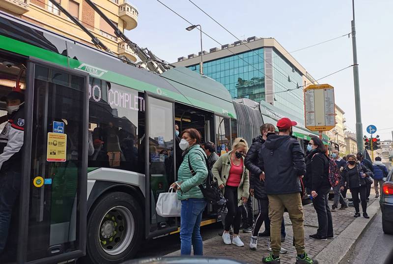 Giornale Radio - Autobus stracarichi a Milano per lo ...