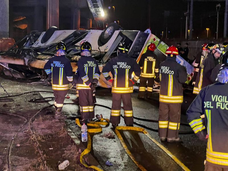 Giornale Radio - Autobus cade da un cavalcavia vicino ai binari della  ferrovia tra Mestre e Marghera. 21 morti, 15 feriti, 5 gravi