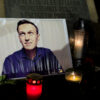 Cremlino alla madre di Navalny: “Verrà sepolto nella colonia penale se entro tre ore non rinuncia al funerale pubblico”. Ma lei rifiuta