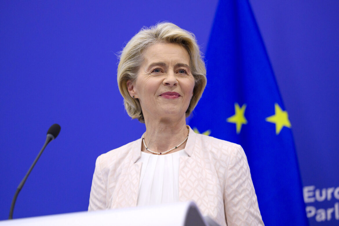Ursula von der Leyen presenta il bilancio Ue: 2mila miliardi in sette anni, quintuplicati i fondi per la Difesa.
