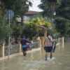 Alluvione in Emilia-Romagna. Il centrodestra attacca il centrosinistra, ma gli unici che scavano sono i cittadini