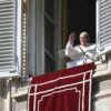 Il Papa lascia il Gemelli e torna in Vaticano. Si affaccia dal balcone: ringrazio tutti