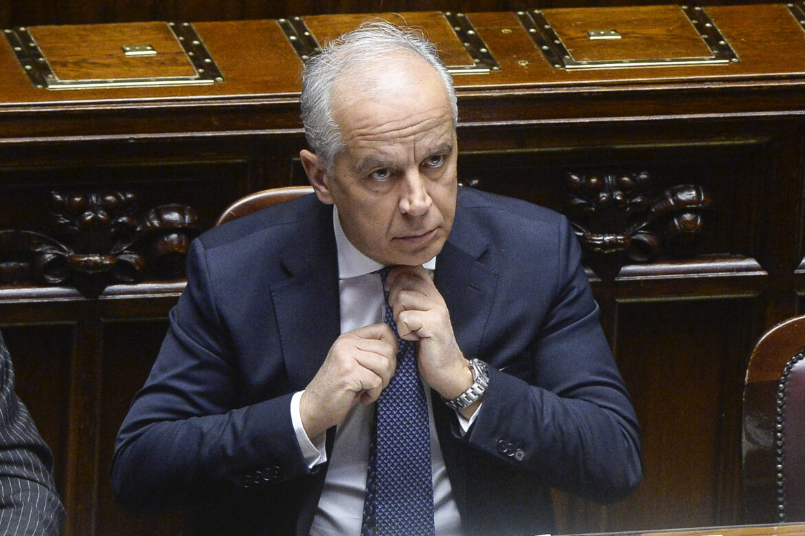 Il ministro dell'Interno Piantedosi respinto dalla Libia e accusato di ingresso illegale