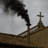 Fumata nera. Il Conclave non trova l’accordo su successore di Francesco | Il Corsivo di Giovedì 08 Maggio 2025