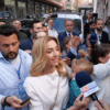 Il centrosinistra vince a Genova e Ravenna al primo turno. Taranto e Matera vanno al ballottaggio | Il Corsivo di Martedì 27 Maggio 2025