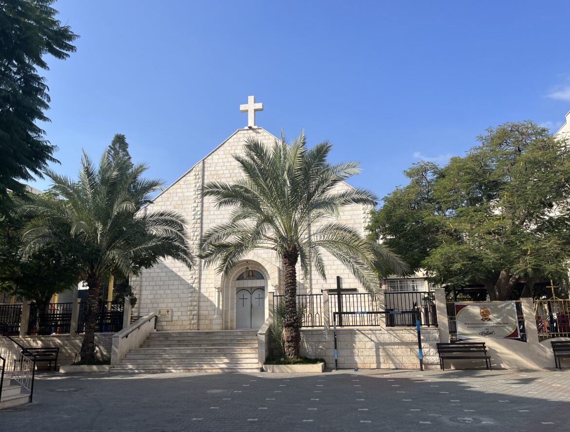 Israele bombarda la Sacra Famiglia a Gaza. Ferito Padre Romanelli