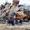 Gaza. Decine di morti a causa dei bombardamenti israeliani: molti erano in cerca di aiuti alimentari