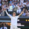 Sinner, il ritorno sul campo di Wimbledon per una foto speciale che omaggia l’Italia