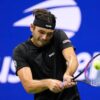 Fritz, nuovo look contro Djokovic: la fascia è… al contrario