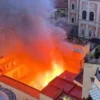 Distrutto dalle fiamme il teatro Sannazaro di Napoli. Per gli inquirenti è un incendio colposo