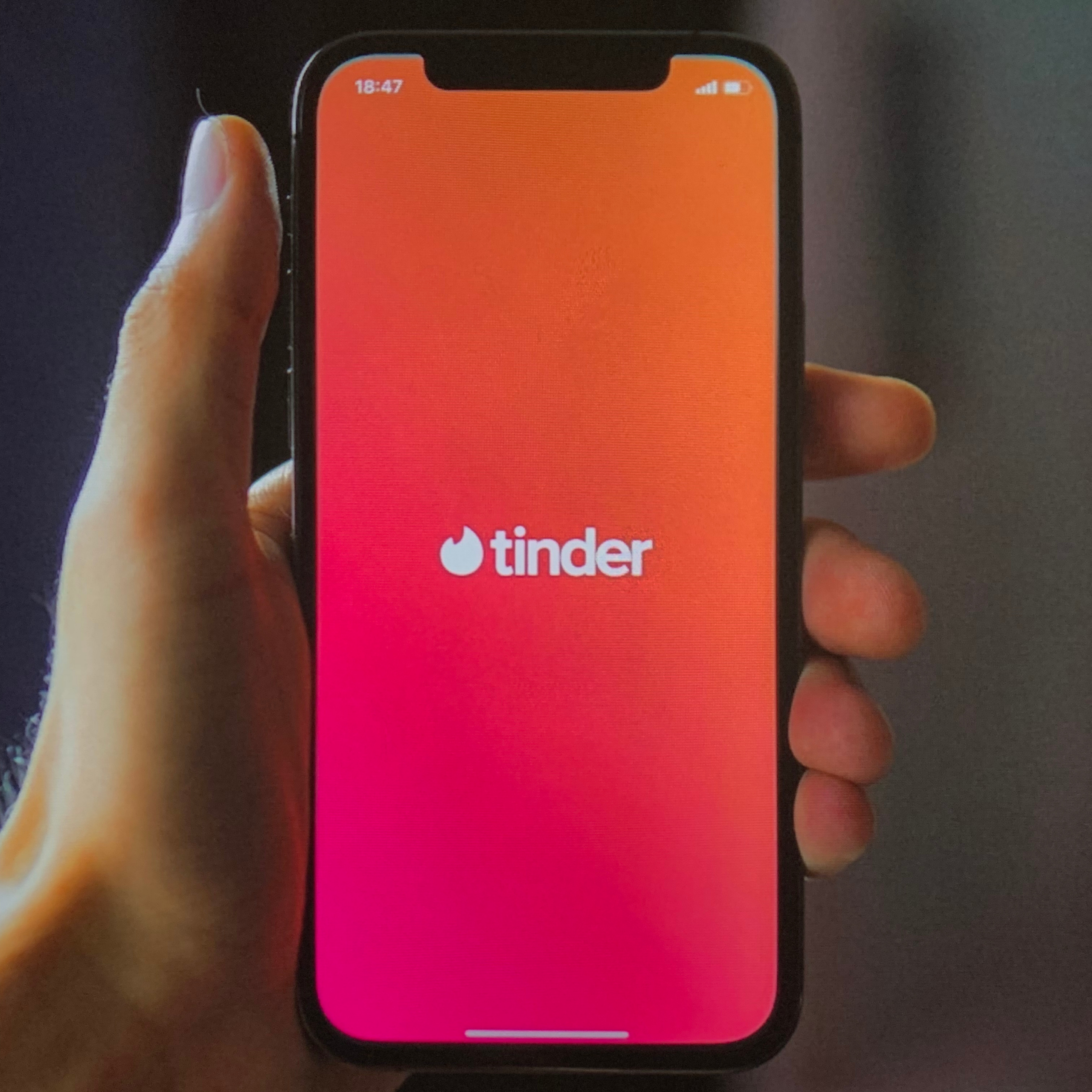“Più Tinder, meno nascite”: l’allarme su come lo smartphone sta uccidendo la natalità