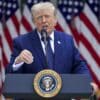 Trump al vertice Nato rilancia l’idea di controllare la Groenlandia, fa affari con la Turchia e attacca di nuovo l’Italia