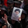 A Teheran folle immense partecipano al funerale dell’ayatollah Ali Khamenei