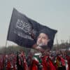 Immensi cortei in Iran per l’ultimo saluto a Alì Khamenei. “Morte all’America”, gridano i manifestanti
