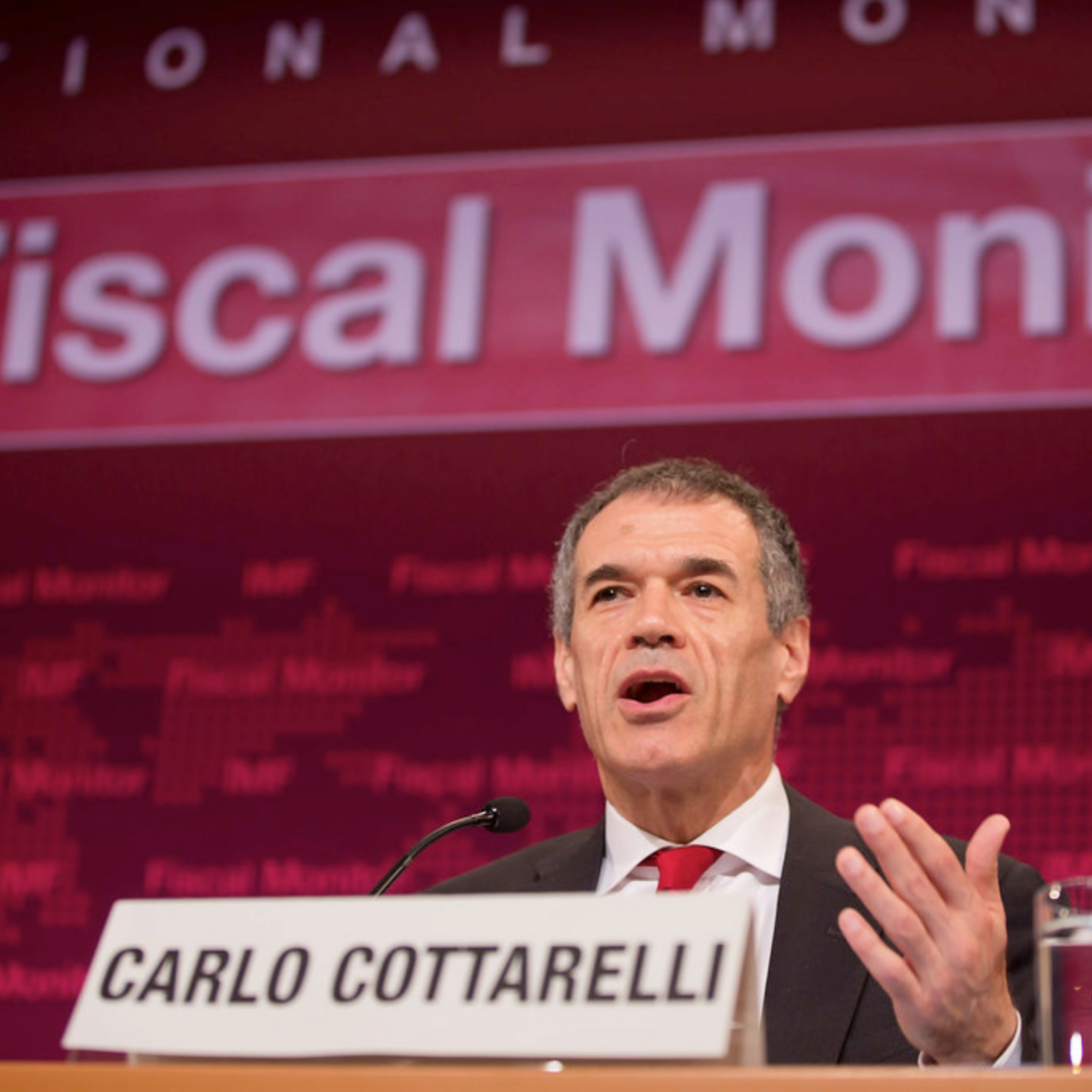 “Fermiamo l’invasione dei mini pacchi dalla Cina”: Cottarelli svela perché il balzello da 3 euro è inevitabile