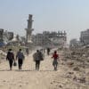 A Gaza, crolla un palazzo di sette piani. Decine tra morti e feriti, molti sono bambini